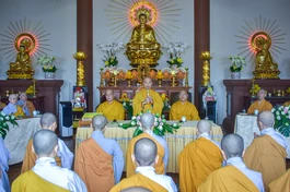 Thượng tọa Thích Quang Thạnh sách tấn các hành giả an cư tại hạ trường tu viện Định Thành (Q.7, TP.HCM) - Ảnh: Quảng Đạo