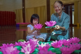 Hai bà cháu tham gia làm hoa đăng tại Việt Nam Quốc Tự - Ảnh: Quảng Đạo/BGN