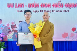 Thượng tọa Thích Tâm Chơn trao phần thưởng đến tác giả Lê Văn Nhân, người đạt giải nhất cuộc thi “Vu lan - Mùa hoa hiếu hạnh” do Ban Trị sự GHPGVN Q.Bình Thạnh tổ chức - Ảnh: Quảng Đạo/BGN