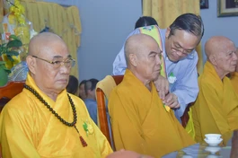 Phật tử chùa Pháp Võ cài hoa trong chương trình Đại lễ Vu lan - Báo hiếu Phật lịch 2568, sáng 10-8 - Ảnh: Quảng Đạo/BGN