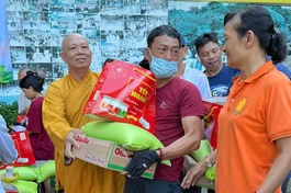 Thượng tọa Thích Thiện Từ trao quà đến người dân