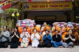 Chùa Tam Bảo trao quà đến người dân dịp Vu lan