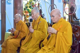 Chư vị Hòa thượng nguyện hương 