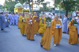 Môn đồ đệ tử cung thỉnh nhục thân của Hòa thượng Thích Đạt Phước đến nơi trà-tỳ - Ảnh: Quảng Đạo/BGN