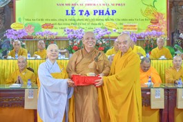 Hòa thượng Thích Nhựt Hỷ trao sổ hạ đến Ban Trị sự GHPGVN H.Nhà Bè - Ảnh: Quảng Đạo/BGN