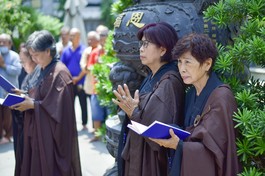 Phật tử người Hoa tham dự lễ cầu siêu tại chùa Ân Phước (Q.Bình Thạnh) chiều rằm tháng Bảy Âm lịch - Ảnh: Quảng Đạo/BGN