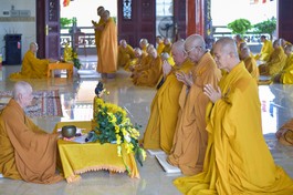 Chư Tăng tác pháp Tự tứ tại hạ trường chùa Quan Âm - Ảnh: Quảng Đạo/BGN