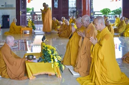 Chư Tăng tác pháp Tự tứ tại hạ trường chùa Quan Âm - Ảnh: Quảng Đạo/BGN