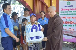 Thượng tọa Thích Trí Thông, Tri sự chùa Viên Giác cùng đại diện chính quyền địa phương tặng 1.100 phần quà - Ảnh: Quảng Đạo/BGN