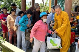 Thượng tọa Thích Minh Quang trao quà đến người dân khó khăn tại chùa Kim Thiền (tỉnh Tiền Giang) - Ảnh: An Nhiên