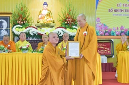 Thượng tọa Thích Huệ Khai trao quyết định bổ nhiệm trụ trì chùa Pháp Lạc (H.Trảng Bom, tỉnh Đồng Nai) đến Đại đức Thích Nguyên Trung (Thích Quảng Tịnh) - Ảnh: Quảng Đạo/BGN