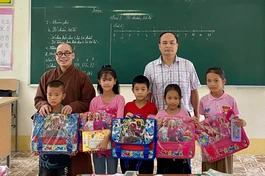 Đại đức Thích Minh Đức trao quà đến các em học sinh tiểu học điểm trường Làng Nùng