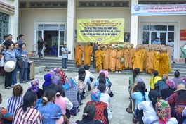 Hòa thượng Thích Giác Pháp cùng các thành viên trong đoàn thăm hỏi sức khỏe người dân xã Trung Lèng Hồ, H.Bát Xát, tỉnh Lào Cai - Ảnh: Quảng Đạo/BGN