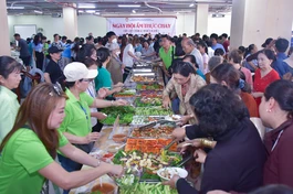 Người dân tham dự Ngày hội ẩm thực chay do Ủy ban MTTQVN P.Phú Mỹ, Q.7 tổ chức vào trưa 26-10 - Ảnh: Quảng Đạo/BGN