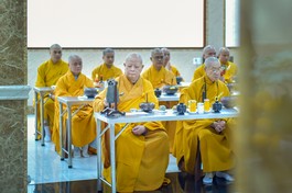 Hòa thượng Thích Lệ Trang, Trưởng ban Trị sự GHPGVN TP.HCM hướng dẫn đại chúng thực hiện nghi thức Quá đường - Ảnh: Quảng Đạo/BGN