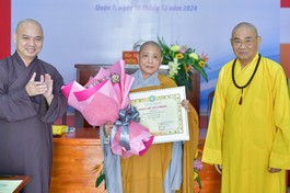 Ban Trị sự GHPGVN Q.7 trao giao chỉ tấn phong đến Tăng Ni tại Hội nghị tổng kết hoạt động Phật sự năm 2024 - Ảnh: Quảng Đạo/BGN 