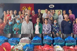 Đại đức Thích Lệ Lạc cùng Phật tử trao quà đến người dân tại xã Lâm Tân, H.Thạnh Trị, tỉnh Sóc Trăng