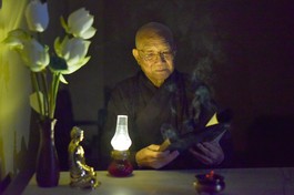 Ngoài thời khóa chung cùng đại chúng, Trưởng lão Hòa thượng Thích Minh Thông có thêm thời khóa cá nhân, thiền tọa, niệm Phật và vẫn miệt mài tham khảo kinh, luật trong Tuần huân tu tại Việt Nam Quốc Tự - Ảnh: Quảng Đạo/BGN