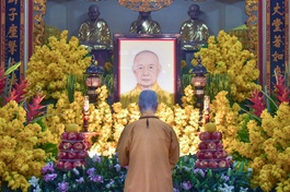 Đức Pháp chủ GHPGVN tưởng niệm Trưởng lão Hòa thượng Thích Thanh Kiểm tại tổ đình Vĩnh Nghiêm - Ảnh: Quảng Đạo/BGN