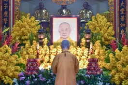 Đức Pháp chủ GHPGVN tưởng niệm Trưởng lão Hòa thượng Thích Thanh Kiểm tại tổ đình Vĩnh Nghiêm - Ảnh: Quảng Đạo/BGN