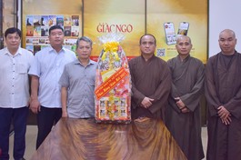 Ông Vũ Huy Long cùng đoàn Ban Tôn giáo TP.HCM chúc Tết tập thể Báo Giác Ngộ vào chiều 8-1 - Ảnh: Quảng Đạo/BGN