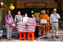 Chư Tăng, Phật tử chùa Tam Bảo (TP.Đà Nẵng) trao quà đến người dân khó khăn