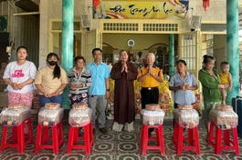 Đại đức Thích Lệ Lạc trao quà Tết đến người dân có hoàn cảnh khó khăn 