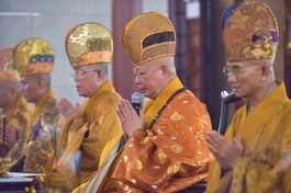 Hòa thượng Thích Lệ Trang cùng chư tôn đức hướng dẫn đại chúng trì tụng kinh Dược Sư tại chùa Phổ Quang (Q.Tân Bình) - Ảnh: Quảng Đạo/BGN