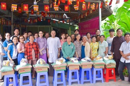 Phật tử, mạnh thường quân trao 100 phần quà đến người dân khó khăn tại điểm sinh hoạt tôn giáo Diên Hương tự (H.Nhà Bè, TP.HCM)