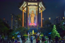 Trong ngày 14, 15 tháng Giêng, người dân thường đến chùa cầu nguyện Bồ-tát Quán Thế Âm che chở cho bản thân và gia đình một năm bình an - Ảnh: Quảng Đạo/BGN