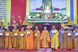 Hòa thượng Thích Minh Thiện trao phần thưởng đến các giới tử đạt kết quả cao trong kỳ thi tụng Luật tại Đại giới đàn Đạt Pháp - Ảnh: Quảng Đạo/BGN