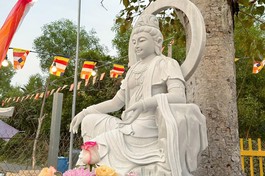 Tôn tượng Bồ-tát Quán Thế Âm trong khuôn viên Diên Hương tự