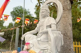 Tôn tượng Bồ-tát Quán Thế Âm trong khuôn viên Diên Hương tự