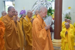 Đức Pháp chủ dâng hương tưởng niệm Đại lão Hòa thượng Thích Trí Tịnh tại chùa Vạn Đức vào sáng 27-3 - Ảnh: Quảng Đạo/BGN