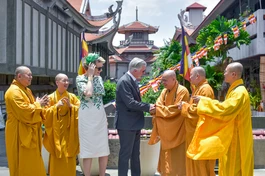 Nhà vua Vương quốc Bỉ Philippe và Hoàng hậu Mathilde thăm chùa Vĩnh Nghiêm (Q.3) vào trưa 3-4 - Ảnh: Quảng Đạo/BGN