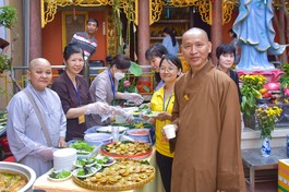 Thượng tọa Thích Minh Quang tham quan các gian hàng Hội buffet chay tại tổ đình Vạn Thọ (Q.1) - Ảnh: Quảng Đạo/BGN