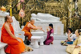 Chư Tăng buộc chỉ cổ tay chúc phúc đến các bạn sinh viên Lào