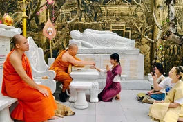 Chư Tăng buộc chỉ cổ tay chúc phúc đến các bạn sinh viên Lào