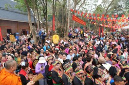 Đông đảo người dân tham dự Lễ té nước (Bun Huột Nặm) 