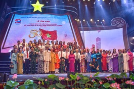 Các cá nhân tiêu biểu và thân nhân các vị đã mất được TP.HCM tôn vinh trong sự nghiệp xây dựng, bảo vệ và phát triển Thành phố giai đoạn 1975-2025 - Ảnh: Quảng Đạo/BGN