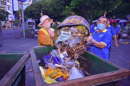 Hòa thượng Thích Duy Trấn cùng thành viên Câu lạc bộ Hành Trình Xanh - chùa Liên Hoa (Q.11) gom rác sau khi dọn dẹp trong khuôn viên Việt Nam Quốc Tự - Ảnh: Quảng Đạo/BGN