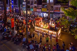 Đoàn xe hoa cung rước tôn tượng kim thân Đức Phật đản sinh của Phật giáo TP.HCM đi qua cung đường Ngô Gia Tự (Q.10, TP.HCM) - Ảnh: Quảng Đạo/BGN