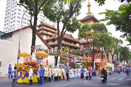 Tăng Ni, Phật tử tham dự Lễ rước kiệu Đức Phật đản sinh của Phật giáo Q.4 vào sáng mùng 8-4 ÂL - Ảnh: Quảng Đạo/BGN