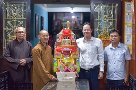 Ông Nguyễn Thành Trung chúc mừng Đại lễ Phật đản Phật lịch 2569 đến Ban Trị sự Phật giáo Q.1 - Ảnh: Quảng Đạo/BGN