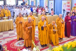 Tăng Ni, Phật tử dâng hương, tụng sám Khánh đản tại tổ đình Vạn Thọ - Ảnh: Quảng Đạo/BGN