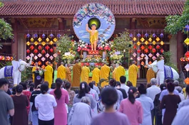 Chư Tăng, Phật tử tham dự Đại lễ Phật đản tại thiền viện Vạn Hạnh (Q.Phú Nhuận, TP.HCM) chiều ngày rằm tháng 4 - Ảnh: Quảng Đạo/BGN