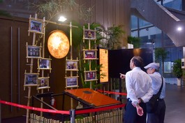 Nhà thơ Nguyễn Duy giới thiệu tác phẩm Thơ thiền Lý - Trần in trên giấy dó tại triển lãm Thơ thiền cổ điển Việt Nam - Ảnh: Quảng Đạo/BGN