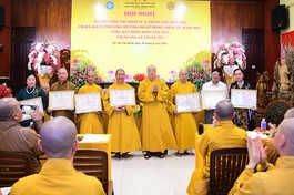 Trưởng lão Hòa thượng Thích Thanh Nhiễu trao Bằng tuyên dương công đức của TƯGH đến các tập thể, cá nhân tiêu biểu của Ban Văn hóa T.Ư