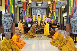 Chư vị Hòa thượng thực hiện nghi thức đối thú an cư