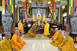 Chư vị Hòa thượng thực hiện nghi thức đối thú an cư